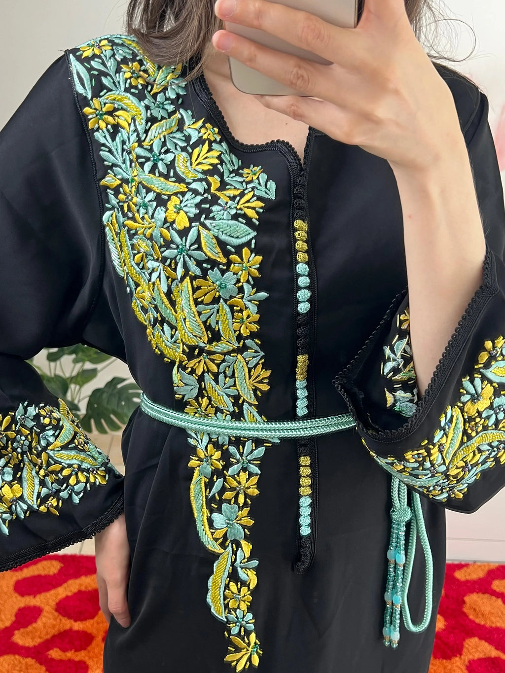 Caftan Noir Broderies Florales Amrah