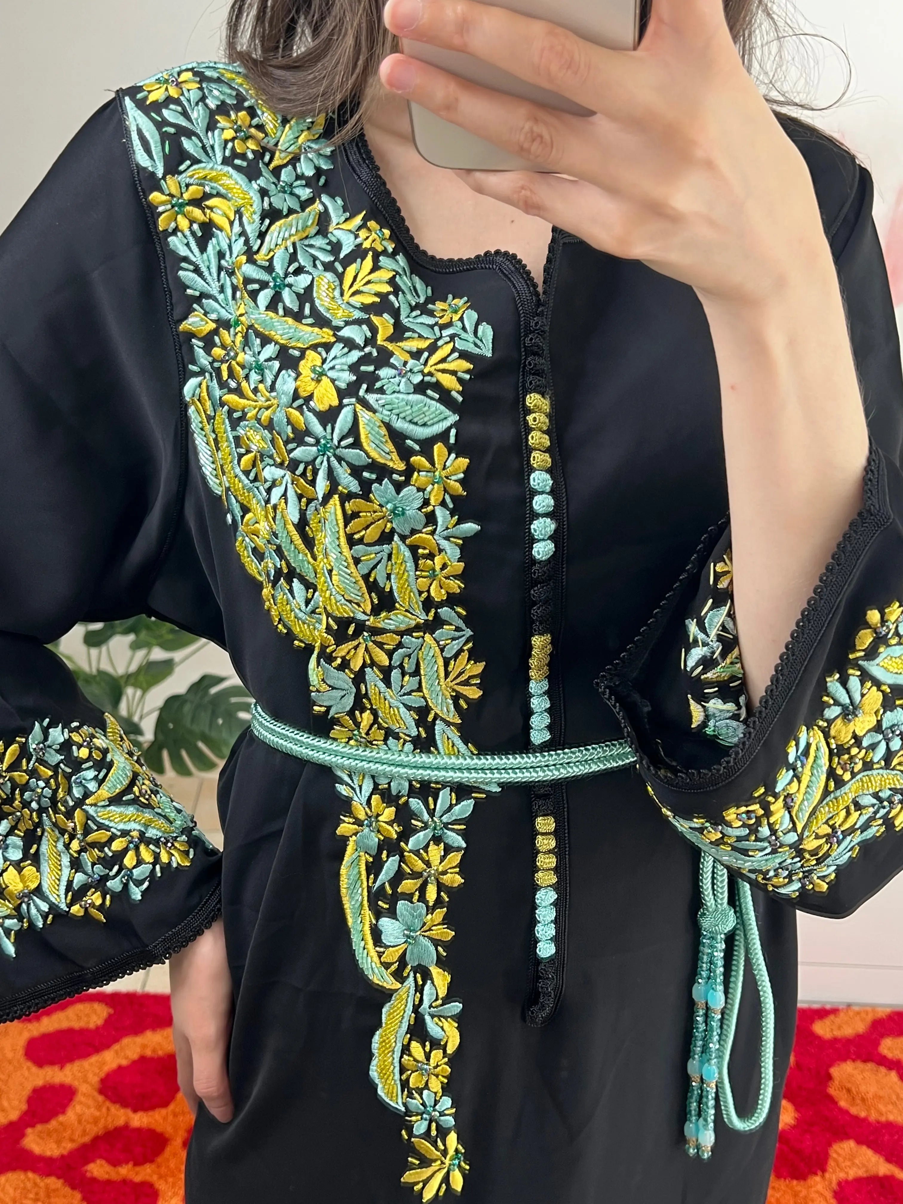 Caftan Noir Broderies Florales Amrah